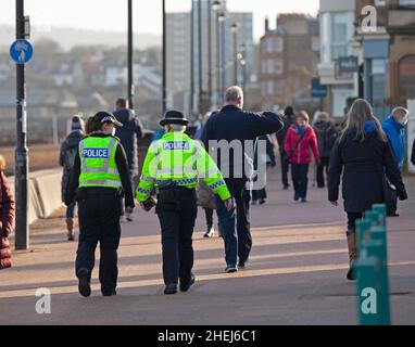 Portobello, Edimburgo, Scozia, Regno Unito. 11th Jan 2022. Presenza della polizia sul lungomare le ufficiali femminili chiedevano ai membri del pubblico tutte le informazioni dettagliate riguardanti la mancanza di Alathea (Alice) Byrne se si trovavano in spiaggia la mattina del 1st gennaio 2022, quando la giovane donna è stata vista l'ultima volta, prendendo appunti approfonditi da chiunque lo fosse. Gli ufficiali stanno anche conducendo indagini casa-casa nella zona di Portobello. Credit: Archwhite/Alamy Live News Foto Stock