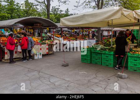 LUBIANA, SLOVENIA - 14 MAGGIO 2019: Bancarelle di frutta e verdura nel mercato centrale di Lubiana, Slovenia Foto Stock