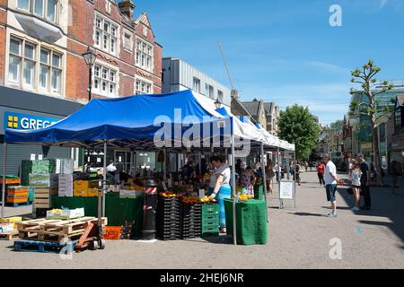 Staines-upon-Thames, Surrey, Regno Unito. 20th maggio 2020. La gente fa i loro acquisti di frutta e verdura alle bancarelle del mercato a Staines, Surrey durante il Coronavirus Covid-19 bloccato il giorno più caldo del 2020 fino a quando la temperatura raggiunge 27 gradi. Credit: Maureen McLean/Alamy Foto Stock