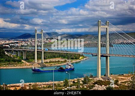 Nave che passa sotto l'alto ponte di Evripos e Chalkis ('Chalkida') città, Evia ('Euboea') isola, Grecia centrale. Foto Stock