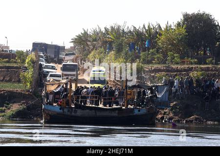 Cairo, Egitto. 11th Jan 2022. I soccorritori lavorano nel sito dove un camion è immerso nel fiume Nilo a Giza, Egitto, il 11 gennaio 2022. Almeno due persone sono state uccise e altre otto sono ancora scomparse in Egitto come un camion con 24 passeggeri immerso nel fiume Nilo vicino alla capitale Cairo, l'accusa pubblica egiziana ha detto in una dichiarazione di martedì. Credit: Nantong/Nantong/Nantong Live News Foto Stock