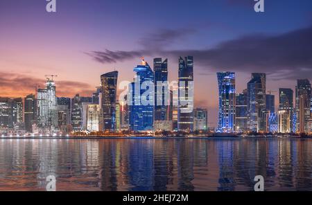 Nuovo angolo di Doha Skyline da Box Park Foto Stock