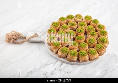 Palace Sarma Baklava con Noce. Baklava turca fresca su un vassoio da forno dessert turco tradizionale, noto anche come Baklava o Saray Sarma. Foto Stock