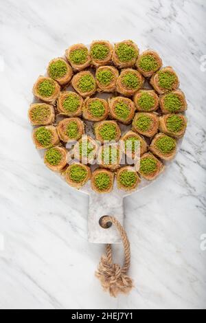 Palace Sarma Baklava con Noce. Baklava turca fresca su un vassoio da forno dessert turco tradizionale, noto anche come Baklava o Saray Sarma. Foto Stock