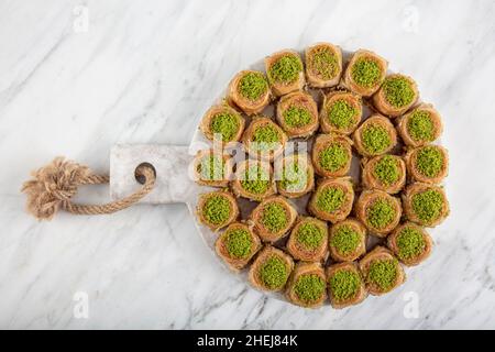 Palace Sarma Baklava con Noce. Baklava turca fresca su un vassoio da forno dessert turco tradizionale, noto anche come Baklava o Saray Sarma. Foto Stock