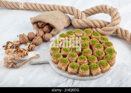 Palace Sarma Baklava con Noce. Baklava turca fresca su un vassoio da forno dessert turco tradizionale, noto anche come Baklava o Saray Sarma. Foto Stock