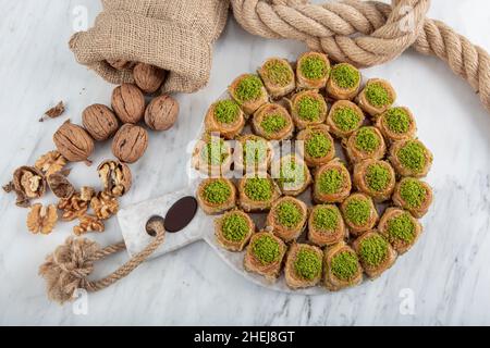 Palace Sarma Baklava con Noce. Baklava turca fresca su un vassoio da forno dessert turco tradizionale, noto anche come Baklava o Saray Sarma. Foto Stock