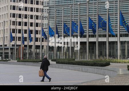 (220111) -- BRUXELLES, 11 gennaio 2022 (Xinhua) -- le bandiere dell'UE volano a metà palo come omaggio al presidente del Parlamento europeo David Sassoli, al di fuori della Commissione europea a Bruxelles, Belgio, 11 gennaio 2022. Il presidente del Parlamento europeo David Sassoli è morto all'età di 65 anni in un ospedale in Italia all'inizio di martedì, ha detto il suo portavoce.Sassoli, nato il 30 maggio 1956, a Firenze, Italia, è stato ricoverato in ospedale per più di due settimane a causa di una grave complicazione legata alla disfunzione del sistema immunitario. Sassoli è stato eletto al Parlamento europeo nel 2009. È diventato presidente del Parlamento europeo Foto Stock