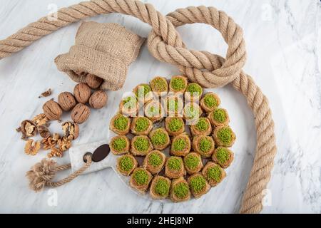 Palace Sarma Baklava con Noce. Baklava turca fresca su un vassoio da forno dessert turco tradizionale, noto anche come Baklava o Saray Sarma. Foto Stock