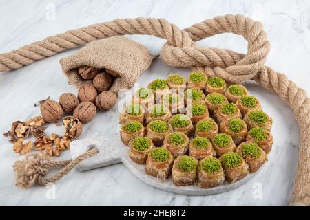 Palace Sarma Baklava con Noce. Baklava turca fresca su un vassoio da forno dessert turco tradizionale, noto anche come Baklava o Saray Sarma. Foto Stock