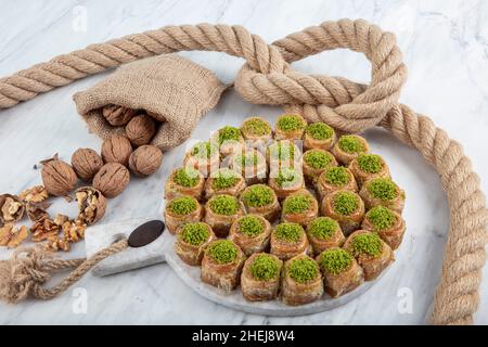 Palace Sarma Baklava con Noce. Baklava turca fresca su un vassoio da forno dessert turco tradizionale, noto anche come Baklava o Saray Sarma. Foto Stock