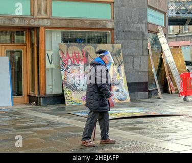Glasgow, Scozia, Regno Unito. 11th Jan 2022. Il nuovo film di Batgirl è stato rinnovato con le chiusure stradali in atto, con i fronti del negozio in costruzione con l'art deco edificio e mercat croce con graffiti utilizzati per comunicare la distopia. Credit: gerard Ferry/Alamy Live News Foto Stock