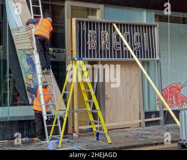 Glasgow, Scozia, Regno Unito. 11th Jan 2022. Il nuovo film di Batgirl è stato rinnovato con le chiusure stradali in atto, con i fronti del negozio in costruzione con l'art deco edificio e mercat croce con graffiti utilizzati per comunicare la distopia. Credit: gerard Ferry/Alamy Live News Foto Stock