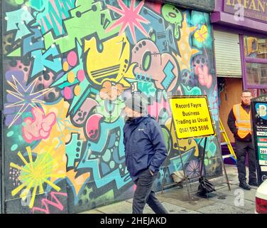 Glasgow, Scozia, Regno Unito. 11th Jan 2022. Il nuovo film di Batgirl è stato rinnovato con le chiusure stradali in atto, con i fronti del negozio in costruzione con l'art deco edificio e mercat croce con graffiti utilizzati per comunicare la distopia. Credit: gerard Ferry/Alamy Live News Foto Stock