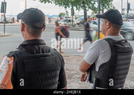 Sud America, Rio de Janeiro. Poliziotti che indossano giubbotti antiproiettile kevlar, in picchiata a Copacabana Foto Stock