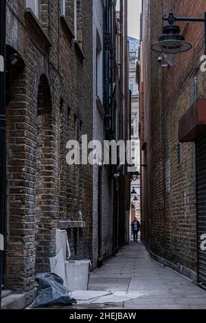 Una passeggiata pedonale lungo un vicolo stretto in una città europea. Brydges Place, Covent Garden, Londra, Regno Unito Foto Stock