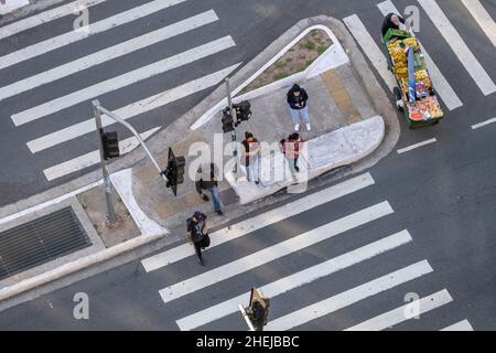 Vista aerea di un attraversamento pedonale / traversata in America Latina, persone incidentali. Foto Stock
