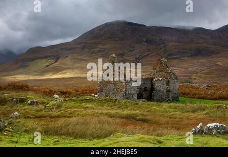 Cottage in rovina, vicino a Torrin, Isola di Skye, Scozia Foto Stock