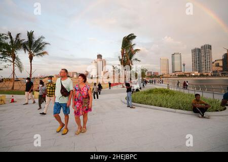 (220111) -- COLOMBO, 11 gennaio 2022 (Xinhua) -- Foto scattata il 10 gennaio 2022 mostra i turisti che camminano alla Marina nella città di Porto di Colombo, Sri Lanka. La Marina di Colombo's Port City è stata ufficialmente aperta al pubblico il lunedì. (Xinhua/Tang Lu) Foto Stock