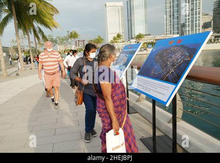 (220111) -- COLOMBO, 11 gennaio 2022 (Xinhua) -- Foto scattata il 10 gennaio 2022 mostra persone che visitano una mostra fotografica al Marina di Colombo, a Port City, Sri Lanka. La Marina di Colombo's Port City è stata ufficialmente aperta al pubblico il lunedì. (Xinhua/Tang Lu) Foto Stock