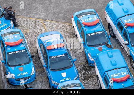 Auto di polizia in una stazione di polizia. PM (Policia Militar) polizia di Militia, veicoli fotografati dall'alto, forze dell'ordine, Rio de Janeiro, Brasile Foto Stock