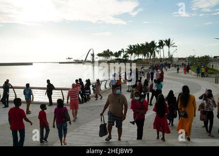 (220111) -- COLOMBO, 11 gennaio 2022 (Xinhua) -- Foto scattata il 10 gennaio 2022 mostra i turisti che camminano alla Marina nella città di Porto di Colombo, Sri Lanka. La Marina di Colombo's Port City è stata ufficialmente aperta al pubblico il lunedì. (Xinhua/Tang Lu) Foto Stock