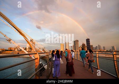 (220111) -- COLOMBO, 11 gennaio 2022 (Xinhua) -- Foto scattata il 10 gennaio 2022 mostra i turisti che osservano il paesaggio alla Marina nella città di Porto di Colombo, Sri Lanka. La Marina di Colombo's Port City è stata ufficialmente aperta al pubblico il lunedì. (Xinhua/Tang Lu) Foto Stock