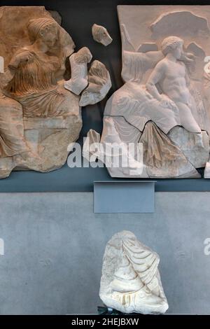 (220111) -- Atene, 11 gennaio 2022 (Xinhua) -- un frammento del fregio marmoreo del tempio del Partenone in cima alla collina dell'Acropoli è esposto al Museo dell'Acropoli di Atene, Grecia, 10 gennaio 2022. PER ANDARE CON 'l'Italia restituisce il frammento fregio Partenone alla Grecia' (Foto di Marios Lotos/Xinhua) Foto Stock