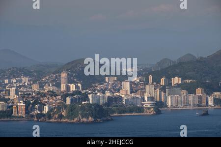 Città di Nitreoi: Museo d'Arte Contemporanea (MAC) di Oscar Niemeyer, favelas, appartamenti e uffici. Spiaggia di Icaraí e isola di Boa Viagem in primo piano Foto Stock