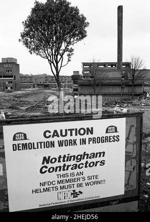 Demolizione di Hyson Green Housing estate, Nottingham, UK 1988. Gli appartamenti sono stati costruiti nel 1965 - il sito è stato venduto ad Asda Foto Stock