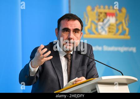 Monaco di Baviera, Germania. 11th Jan 2022. Klaus Holetschek (CSU), ministro della Sanità in Baviera, interviene a una conferenza stampa dopo la riunione del gabinetto bavarese. Credit: Tobias Hase/dpa/Alamy Live News Foto Stock