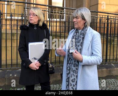 Jane Midgley (a destra), la madre di Simon Midgley è morta nel fuoco presso il Cameron House Hotel a cinque stelle nel dicembre 2017, parlando con i media fuori Paisley Sheriff Court, dopo la prima udienza procedurale per la Fatal Inquiry (fai) nel blaze. Data foto: Martedì 11 gennaio 2022. Foto Stock