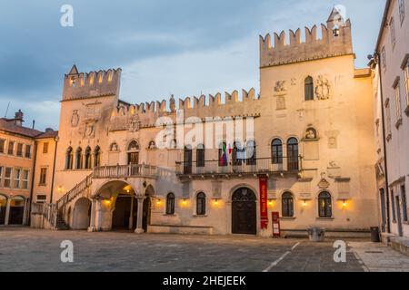 CAPODISTRIA, SLOVENIA - 15 MAGGIO 2019: Vista serale del Palazzo Pretorio in piazza Titov Trg a Capodistria, Slovenia Foto Stock