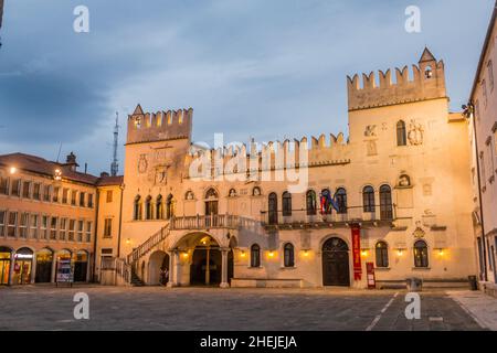 CAPODISTRIA, SLOVENIA - 15 MAGGIO 2019: Vista serale del Palazzo Pretorio in piazza Titov Trg a Capodistria, Slovenia Foto Stock