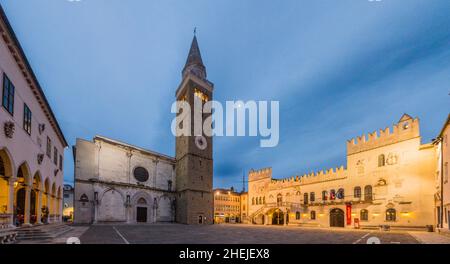 CAPODISTRIA, SLOVENIA - 15 MAGGIO 2019: Panorama serale di piazza Titov Trg a Capodistria, Slovenia Foto Stock