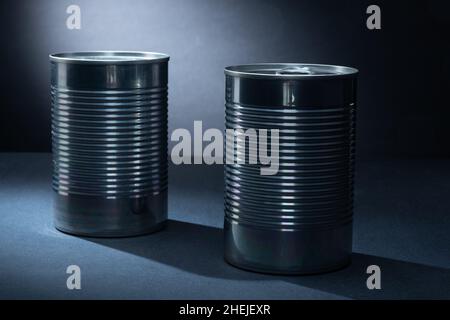 Helsinki / Finlandia - 10 GENNAIO 2022: Primo piano di due lattine metalliche su sfondo scuro. Foto Stock