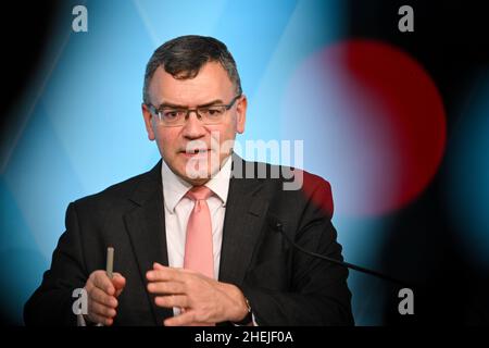 Monaco di Baviera, Germania. 11th Jan 2022. Florian Herrmann (CSU), capo della Cancelleria di Stato in Baviera, interviene in una conferenza stampa dopo la riunione del Gabinetto bavarese. Credit: Tobias Hase/dpa/Alamy Live News Foto Stock