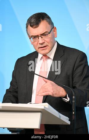 Monaco di Baviera, Germania. 11th Jan 2022. Florian Herrmann (CSU), capo della Cancelleria di Stato in Baviera, interviene in una conferenza stampa dopo la riunione del Gabinetto bavarese. Credit: Tobias Hase/dpa/Alamy Live News Foto Stock