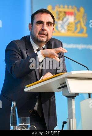 Monaco di Baviera, Germania. 11th Jan 2022. Klaus Holetschek (CSU), ministro della Sanità in Baviera, interviene a una conferenza stampa dopo la riunione del gabinetto bavarese. Credit: Tobias Hase/dpa/Alamy Live News Foto Stock