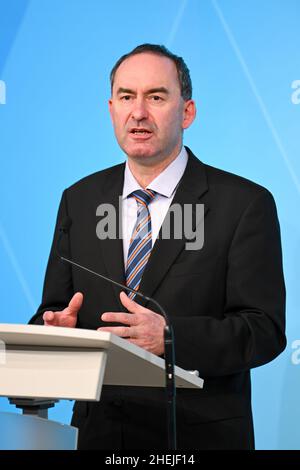 Monaco di Baviera, Germania. 11th Jan 2022. Hubert Aiwanger (votanti liberi), Ministro dell'economia in Baviera, parla a una conferenza stampa dopo la riunione del gabinetto bavarese. Credit: Tobias Hase/dpa/Alamy Live News Foto Stock