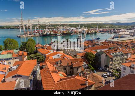 CAPODISTRIA, SLOVENIA - 16 MAGGIO 2019: Vista aerea di Capodistria con il suo porto container, Slovenia Foto Stock