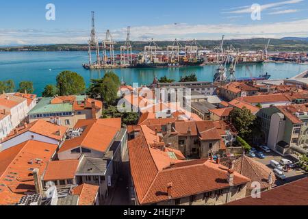 CAPODISTRIA, SLOVENIA - 16 MAGGIO 2019: Vista aerea di Capodistria con il suo porto container, Slovenia Foto Stock