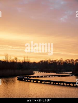 Passeggiata sul lungomare al parco Zuidpolder di Barendrecht, nei Paesi Bassi, durante l'alba Foto Stock