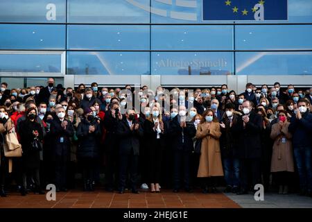 Bruxelles, Belgio. 11th Jan 2022. I membri del Parlamento europeo, tra cui Roberta METSOLA (centro), si trovano di fronte al Parlamento europeo per un minuto di silenzio in memoria del Presidente europeo David Sassoli a Bruxelles (Belgio), 11 gennaio 2022. Metsola è considerata uno dei potenziali successori di Sassoli. (Credit Image: © Valeria Mongelli/ZUMA Press Wire) Foto Stock