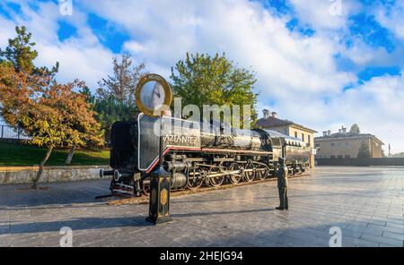 Gaziantep, Turchia. Vecchia locomotiva di fronte alla stazione ferroviaria di Gaziantep Foto Stock