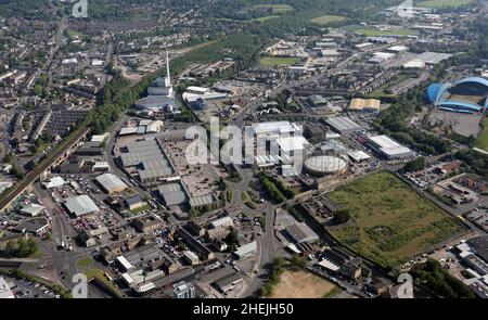 Vista aerea dell'industria e della vendita al dettaglio a est del centro città di Huddersfield Foto Stock