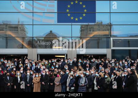 (220111) -- BRUXELLES, 11 gennaio 2022 (Xinhua) -- la gente osserva un momento di silenzio in memoria del defunto presidente del Parlamento europeo David Sassoli, di fronte al Parlamento europeo a Bruxelles, Belgio, 11 gennaio 2022. Il presidente del Parlamento europeo David Sassoli è morto all'età di 65 anni in un ospedale in Italia all'inizio di martedì, ha detto il suo portavoce.Sassoli, nato il 30 maggio 1956, a Firenze, Italia, è stato ricoverato in ospedale per più di due settimane a causa di una grave complicazione legata alla disfunzione del sistema immunitario. Sassoli è stato eletto al Parlamento europeo nel 2009. È diventato presidente dell'Unione europea Foto Stock