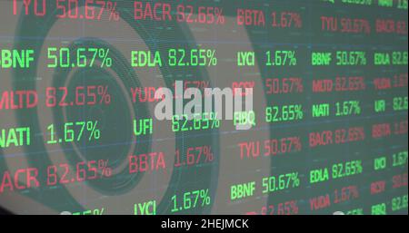 Immagine dell'elaborazione dei dati finanziari sulla scansione dell'ambito Foto Stock