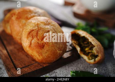 Kachori o Kachouri - popolare spuntino indiano fritto servito con chutney, fuoco selettivo Foto Stock