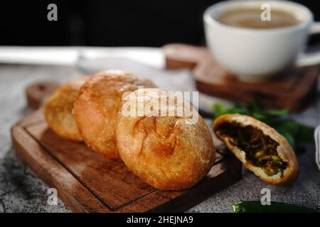 Kachori o Kachouri - popolare spuntino indiano fritto servito con chutney, fuoco selettivo Foto Stock